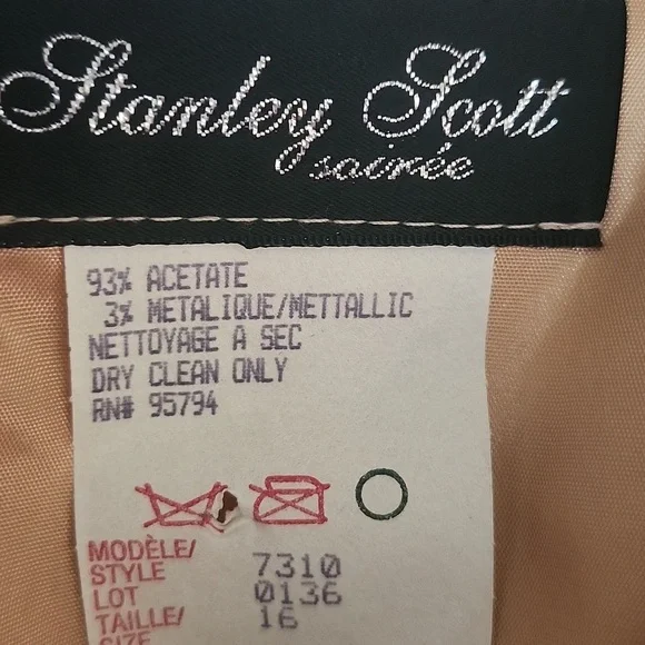 Elegant Lace Wedding Dress in Cream - Picture 2 of 10